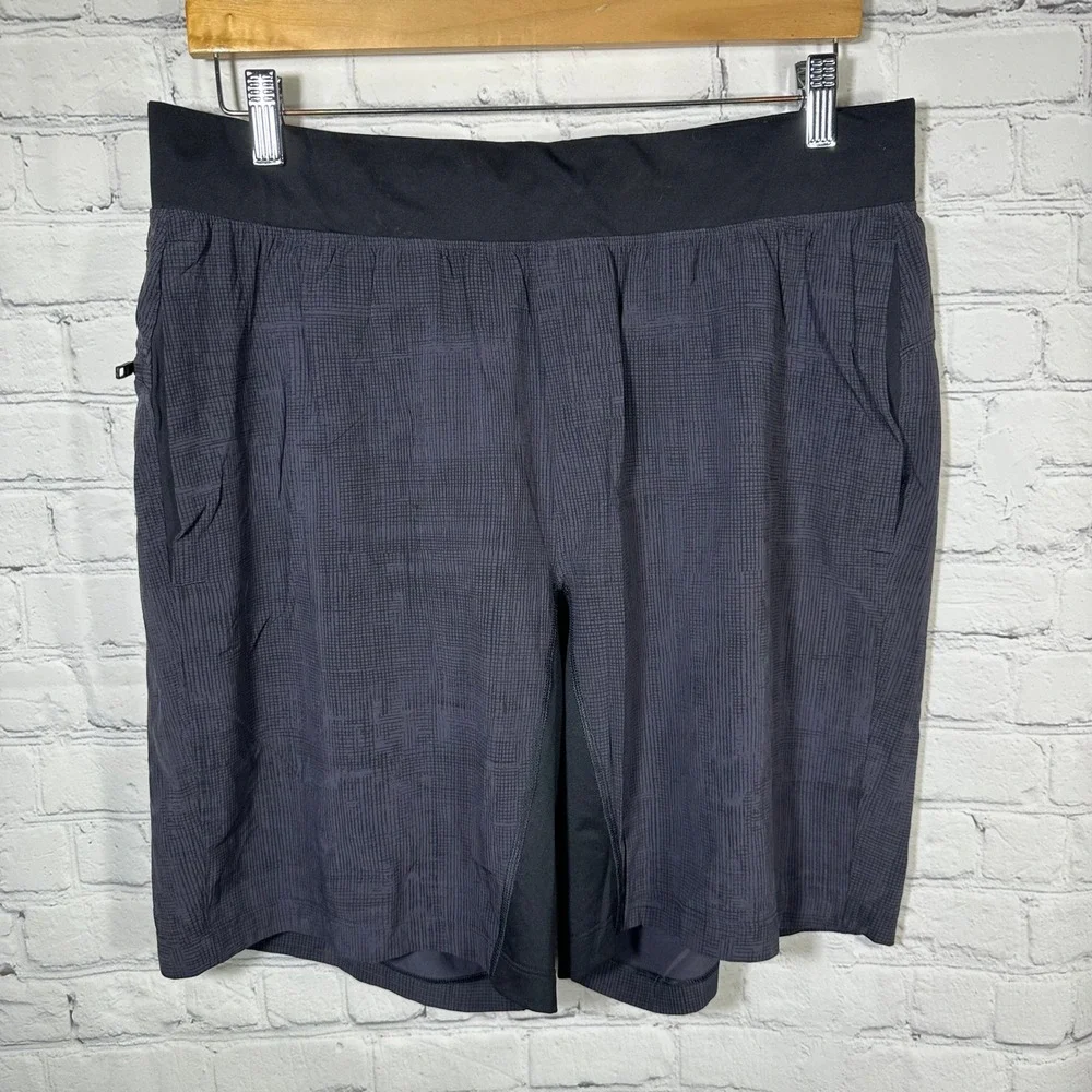 Lululemon Mens XL Grid Pattern Athletic Training Shorts Black Gray 9 Inch Inseam